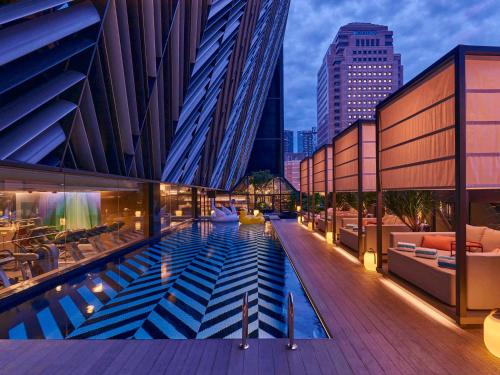 新加坡Pullman Singapore Orchard的城市中心一座带游泳池的建筑