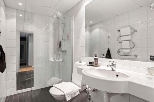 索尔纳Aiden by Best Western Stockholm Solna的白色的浴室设有水槽和卫生间。