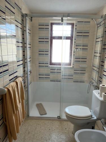 波多黎各布埃纳维斯塔公寓酒店的带淋浴、卫生间和盥洗盆的浴室