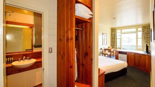 斯特拉恩斯特拉汉村酒店的客房内的浴室设有床和水槽