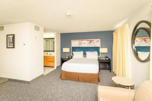 费城Philadelphia Suites at Airport - An Extended Stay Hotel的酒店客房设有床和客厅。