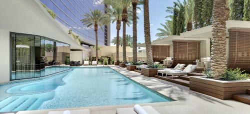 拉斯维加斯Red Rock Casino Resort & Spa的一座棕榈树游泳池和一座建筑