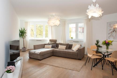 卢布尔雅那Luxury Residence Res的客厅配有沙发和桌子
