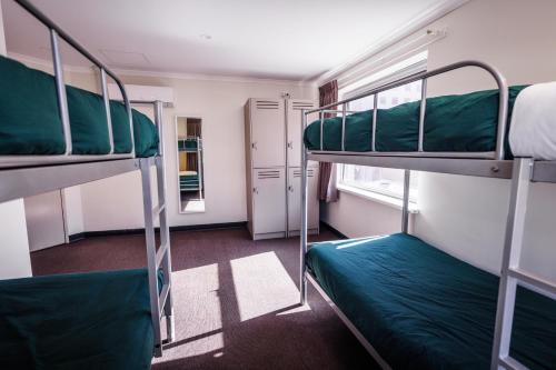 阿德莱德YHA Adelaide Central的客房设有两张双层床和一扇窗户。