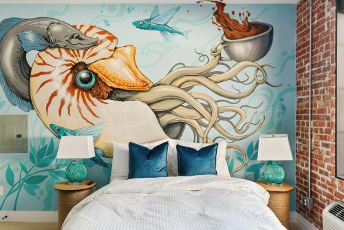 丹佛The Acoma House的一间卧室,有鱼和章鱼的壁画