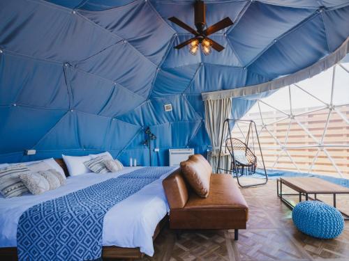 IchinomiyaSeage Torami Coastside的一间卧室配有蓝色帐篷、一张床和天花板
