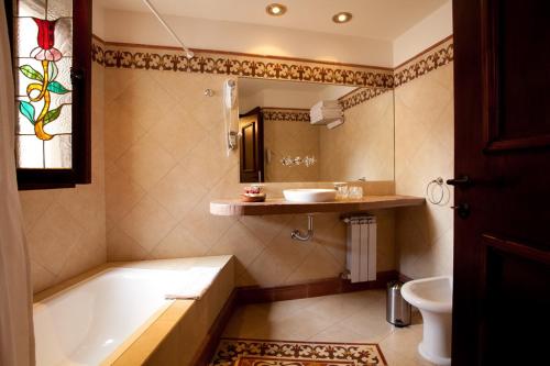 普尔马马尔卡Hotel Marqués De Tojo的带浴缸和盥洗盆的浴室