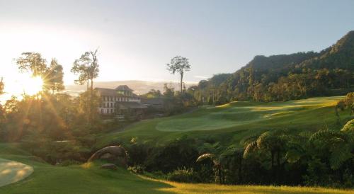 Kampong TengSteffan Family Stay的享有高尔夫球场和绿色美景
