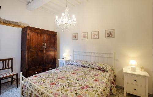 Vicolo Rancolfo3 Bedroom Gorgeous Home In Palazzetto Nese的一间卧室配有一张床和一个吊灯