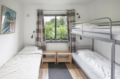 Bruksparkens Hostel客房内的一张或多张双层床