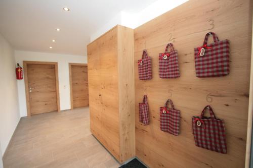 RattendorfAktiv & Sport Apartments Oberjörg的墙上有四个红色和白色的袋子