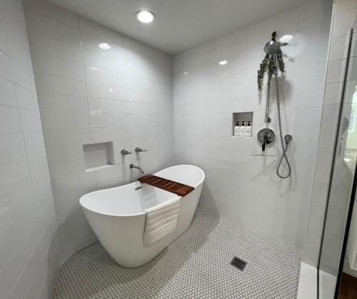 GraftonThe Quarters Suite 1的白色的浴室设有浴缸和卫生间。