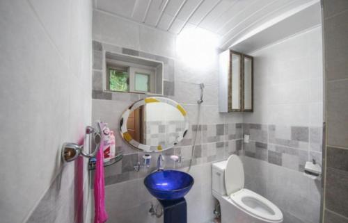 顺天市Doyosae Hanok Pension的一间带卫生间和镜子的浴室