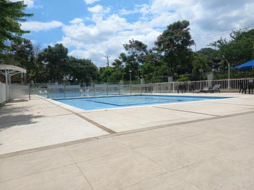 佛罗里达布兰卡Moderna y confortable habitación的一座大型游泳池四周设有围栏