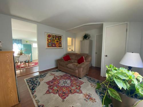 BellportTwo bedroom, living/dining room的带沙发和地毯的客厅