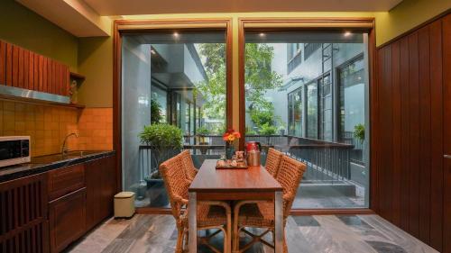 会安CHiEM HoiAn - The Beachside Boutique Hotel & Villa的一个带桌椅的厨房和一个阳台