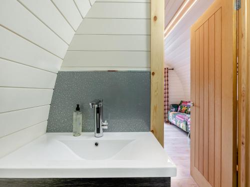 HumberstoneBarn Owl - Uk45517的客房内的白色盥洗盆浴室