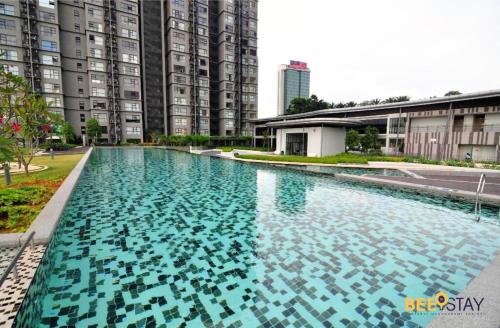 塞贝维HYVE SOHO Cyberjaya by BeeStay Management的一座大型游泳池,位于一些高楼前