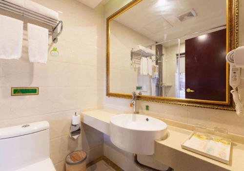 上海维也纳国际酒店(上海交大沪闵路店)的白色的浴室设有水槽和镜子
