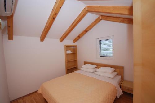 斯韦蒂·斯特凡Springs Apartments & Rooms的一间卧室配有带白色床单和枕头的床。