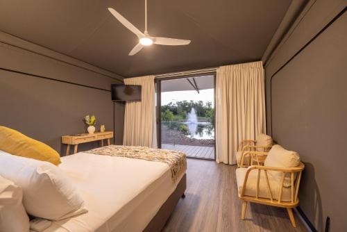 Townsville Eco Resort的一间卧室设有一张床和一个带喷泉的窗户。
