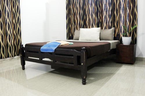 卡尔佩特塔Coffee Roots的一张床上,坐在带毯子的房间