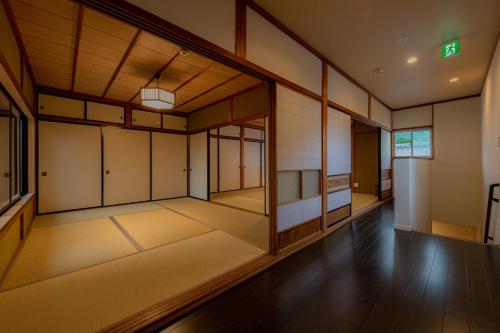 出云市Izumo Biyori - Vacation STAY 66967v的空房间,设有大房间,带门和地板