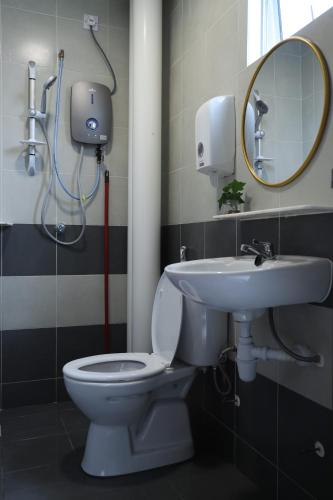 金马仑高原D'Elegant Suite - Emerald Avenue的一间带卫生间、水槽和镜子的浴室