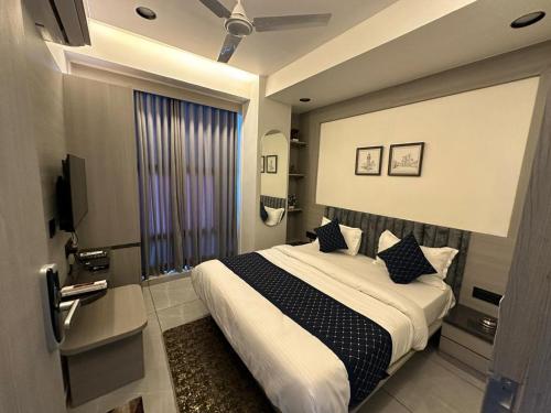 艾哈迈达巴德HOTEL ASIANA SKY Motera Ahmedabad的酒店客房设有床和窗户。