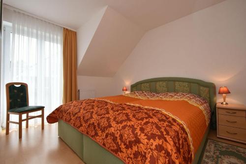 巴贝Ferienwohnung-6-15的卧室配有床、椅子和窗户。