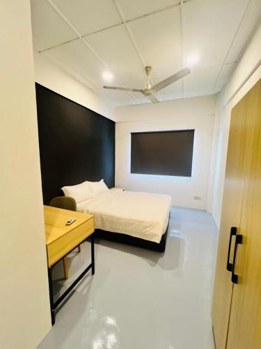 吉隆坡AVENUE RESIDENCE的一间卧室配有一张床和一张书桌