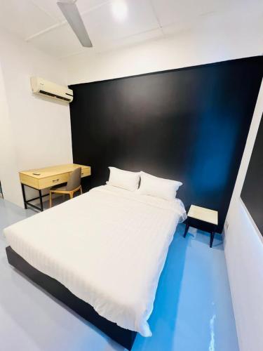 吉隆坡AVENUE RESIDENCE的卧室配有一张白色大床和一张书桌