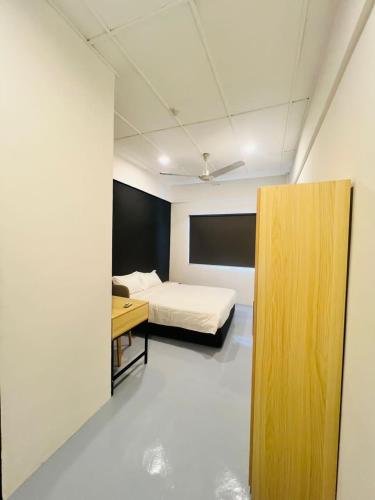 吉隆坡AVENUE RESIDENCE的一间卧室配有一张床和一张书桌