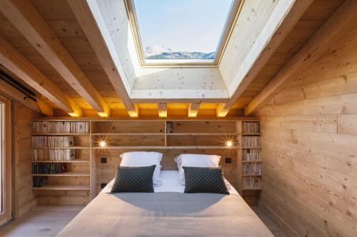 尚帕尼恩瓦努瓦茲Bio Corti Spa 12 personnes的木屋内的卧室,设有天窗