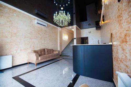 祖格迪迪Лотус的带沙发和吊灯的大型客厅