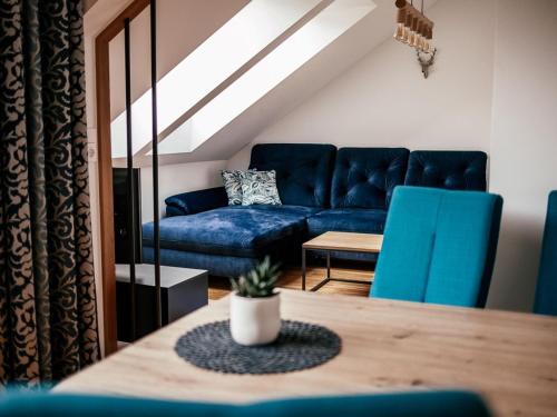上陶恩Apartment in Hohentauern with sauna的客厅配有蓝色的沙发和桌子