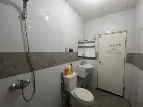 米里Joyful homestay Miri的浴室配有卫生间、淋浴和盥洗盆。
