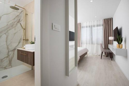 罗波里卡Villa Artis by IstriaLux的一间带水槽、床和镜子的浴室