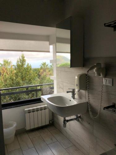 尼科洛西米开朗基罗别墅酒店的一间带水槽和窗户的浴室