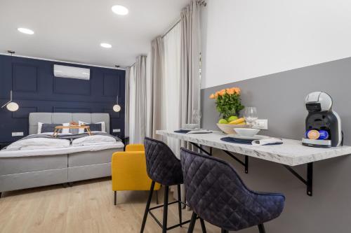 里耶卡Area1 Center Luxury Apartment with sauna的一间卧室配有一张床和一张桌子及椅子