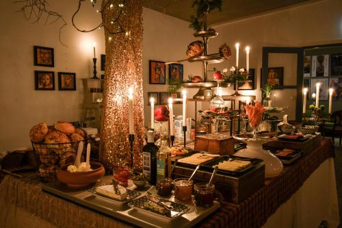 斯塔德普林斯卡尔酒店的自助餐,包括桌上的食品和点燃的蜡烛