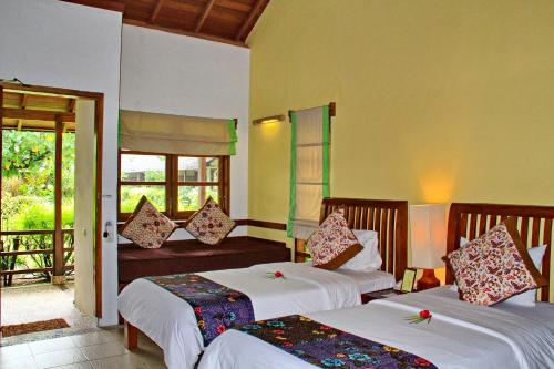 美娜多可可蒂诺斯美娜多酒店的酒店客房设有两张床和一个阳台。