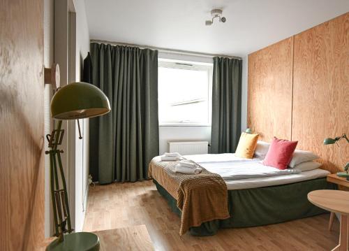 斯塔德普林斯卡尔酒店的一间卧室配有一张床,房间设有窗户
