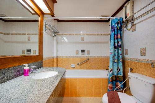芭东海滩拉迈酒店的一间带水槽、浴缸和卫生间的浴室