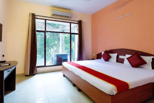 加尔各答Lake View Resort的一间卧室设有一张床和一个大窗户