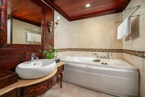 下龙湾Indochina Sails Ha Long Bay Powered by ASTON的浴室配有白色浴缸和水槽