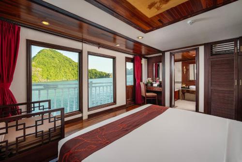 下龙湾Indochina Sails Ha Long Bay Powered by ASTON的山景卧室 - 带1张床