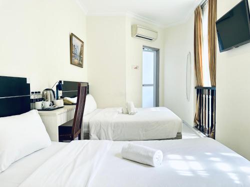 新加坡爱芬达酒店的酒店客房设有两张床和电视。