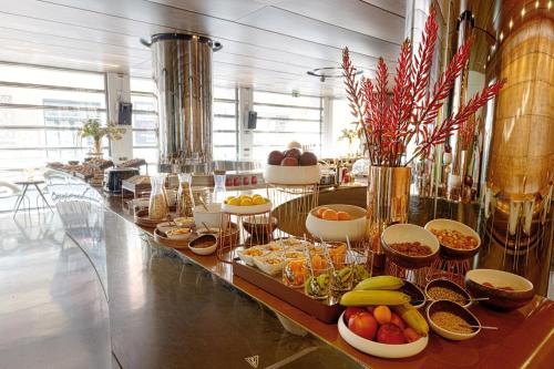 里米尼杜阿莫酒店的包含多种不同食物的自助餐