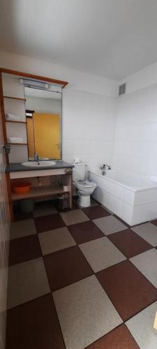 拉萨尔勒班Le Tournesol的带浴缸、盥洗盆和卫生间的浴室